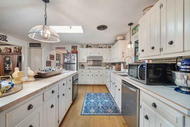 120 Sanson Pl, Hot Springs, AR 71913 - kitchen with stainless steel appliances, a sink, light countertops, white cabinetry, and light wood finished floors