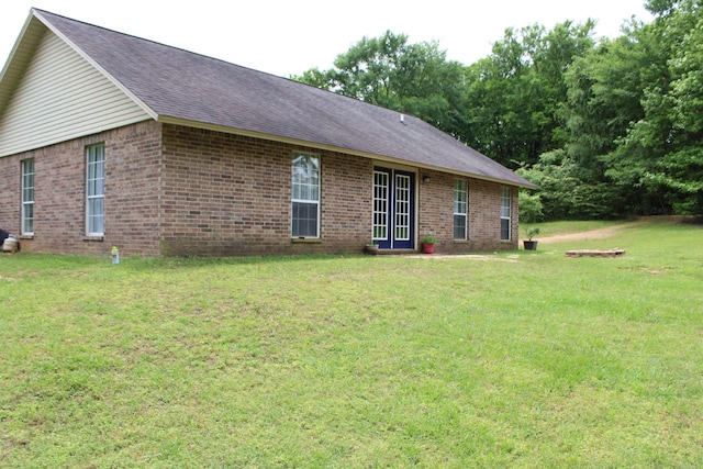 1059 Piney Rd, De Queen, AR 71832 - view of front of house featuring brick siding, a front lawn, and a shingled roof