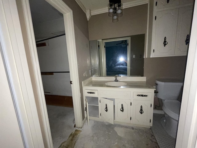 half bathroom with crown molding, toilet, vanity, unfinished concrete floors, and a ceiling fan