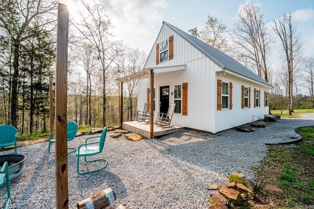 948 Sunny Slope Rd, Edgemont, AR 72044 - view of side of home with metal roof