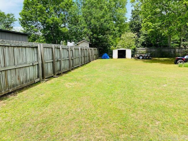 view of yard with an outdoor structure