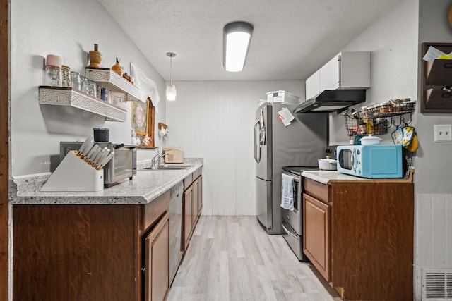 106 Gareth Ct, Hot Springs National Park, AR 71913 - kitchen featuring stainless steel appliances, under cabinet range hood, light wood finished floors, a sink, and light countertops