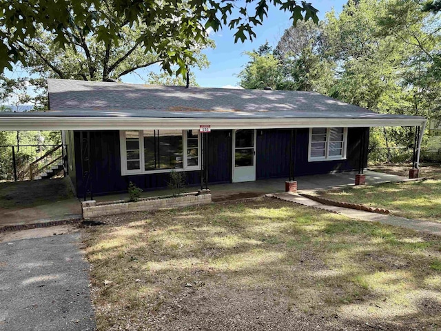 153 Pinehill Rd, Hot Springs, AR 71913 - view of front facade with a front yard and board and batten siding
