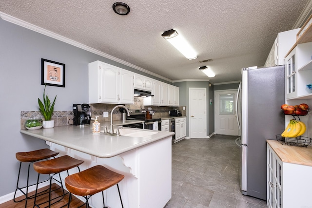 11 Blue Mountain Dr, Maumelle, AR 72113 - kitchen with appliances with stainless steel finishes, a peninsula, a textured ceiling, crown molding, and a kitchen breakfast bar