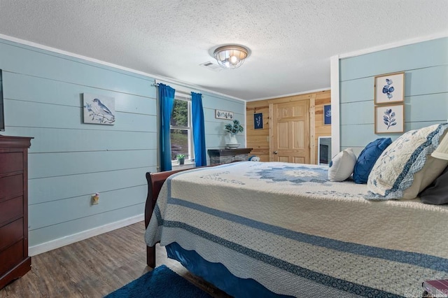 4915 Albert Pike Rd, Hot Springs, AR 71913 - bedroom with wood finished floors, a textured ceiling, and baseboards
