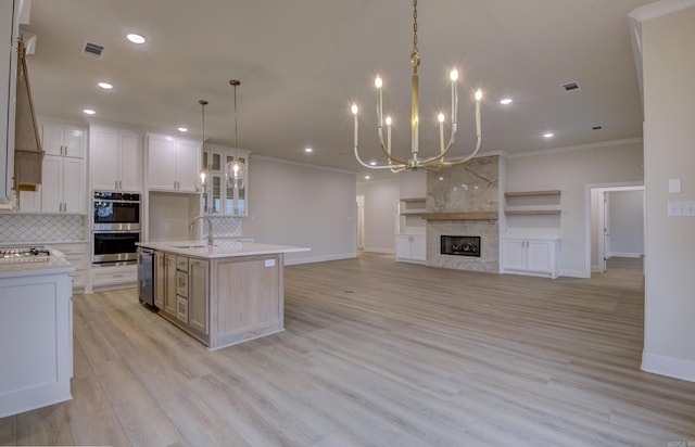 173 Maumelle Valley Dr, Maumelle, AR 72113 - kitchen with a chandelier, stainless steel appliances, ornamental molding, a sink, and baseboards