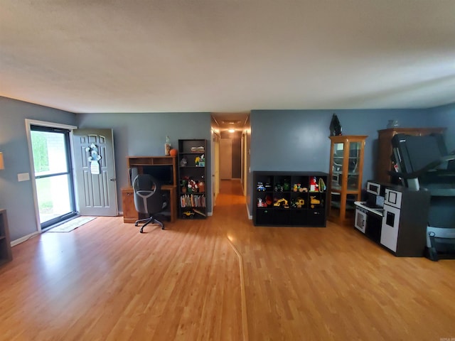 800 Hilltop Dr, Piggott, AR 72454 - living area featuring wood finished floors and a desk