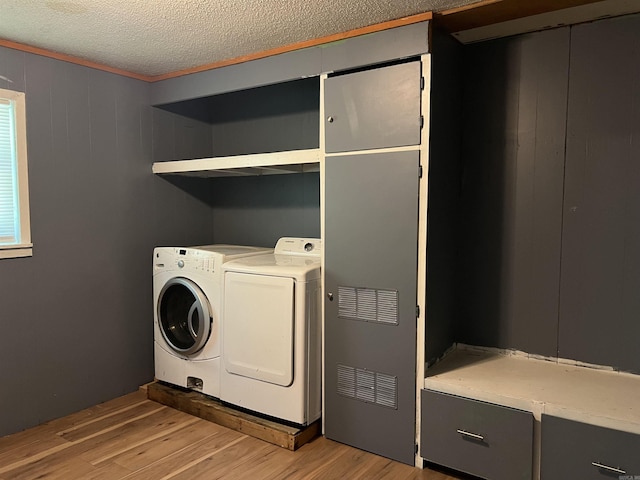 600 King St, Searcy, AR 72143 - washroom featuring independent washer and dryer, light wood-style floors, and a textured ceiling