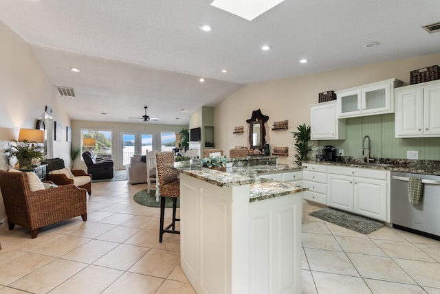 110 Jamison Ln, Hot Springs, AR 71913 - kitchen with dishwasher, a sink, a peninsula, stone countertops, and a kitchen bar