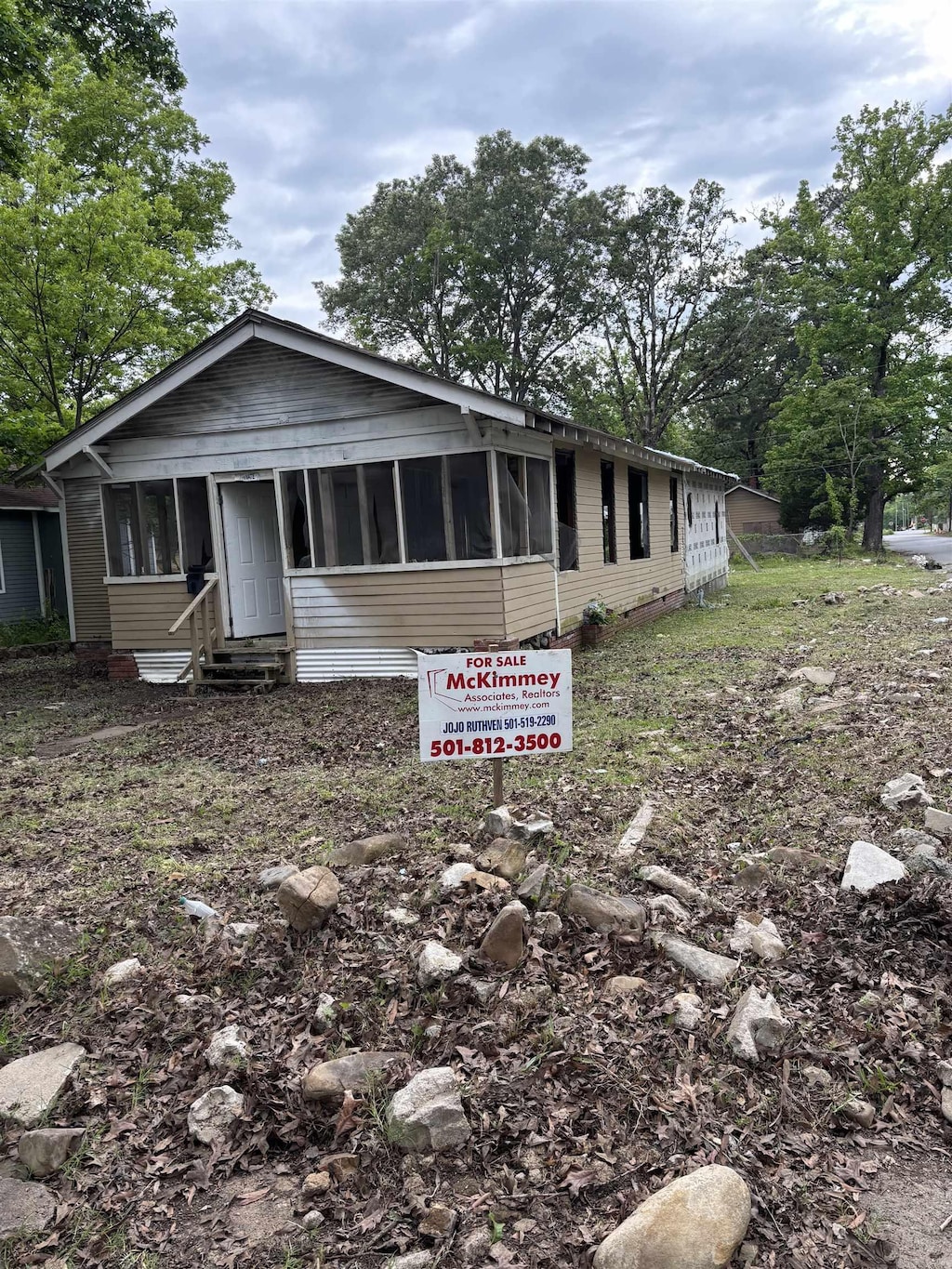2200 Valmar St, Little Rock, AR 72204 - view of front of property with entry steps and a sunroom