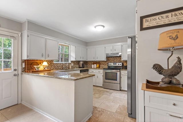 3311 Hazy Ridge Ct, Little Rock, AR 72227 - kitchen with stainless steel appliances, a peninsula, under cabinet range hood, tasteful backsplash, and crown molding