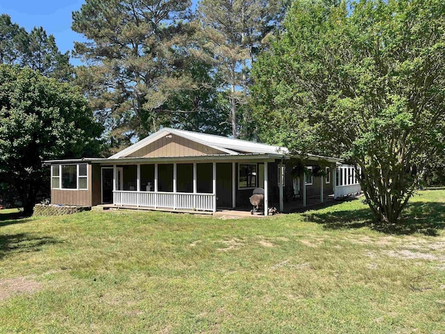 911 Apple Rd, Bonnerdale, AR 71933 - view of front of house featuring a front yard and a sunroom