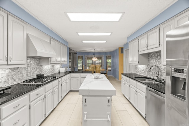 9 Leeward Ct, Maumelle, AR 72113 - kitchen with stainless steel appliances, a sink, custom exhaust hood, a peninsula, and tasteful backsplash