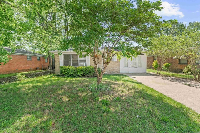 1217 Look St, Little Rock, AR 72204 - obstructed view of property featuring a front yard
