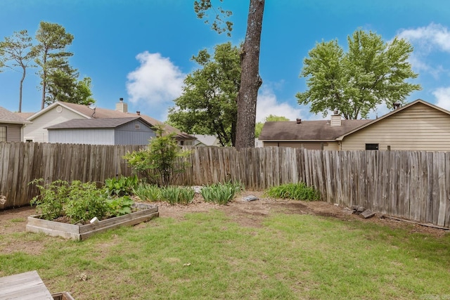 view of yard with a garden