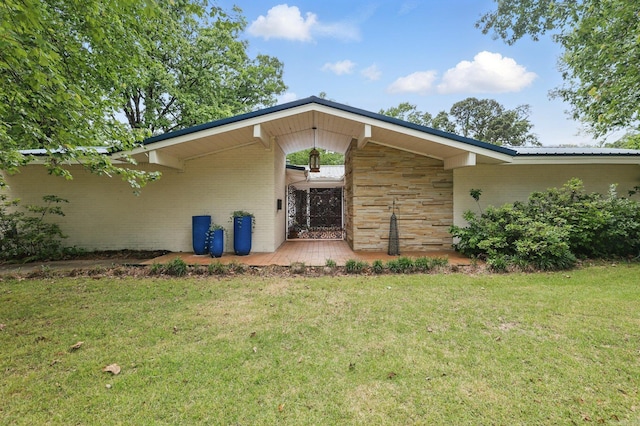 717 Choctaw Cir, Little Rock, AR 72205 - entrance to property featuring a yard and brick siding