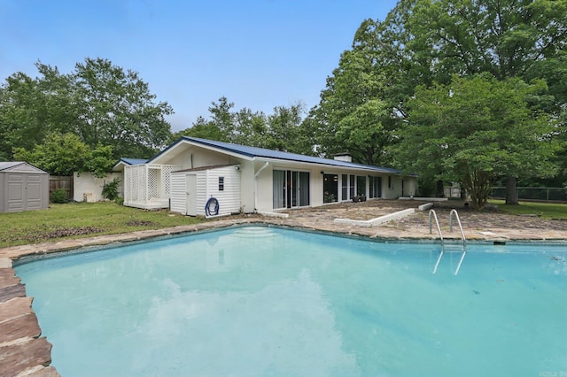717 Choctaw Cir, Little Rock, AR 72205 - outdoor pool featuring a shed, an outdoor structure, and view of wooded area