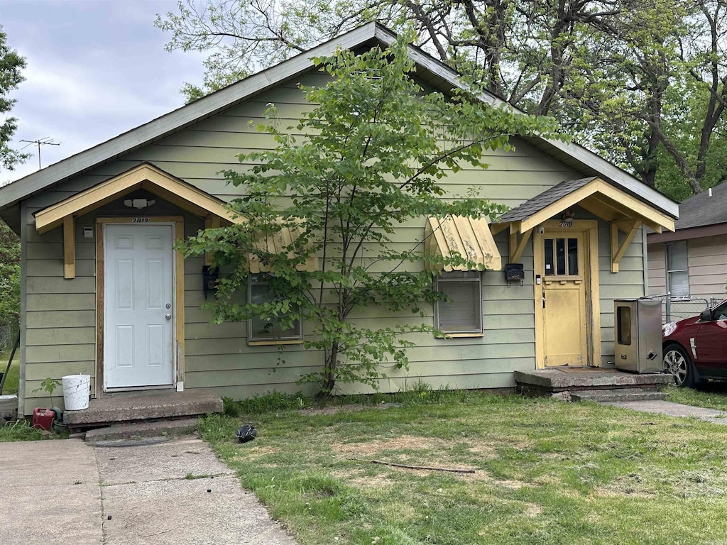 view of front of home with a front lawn