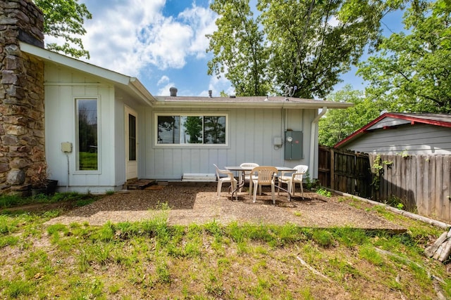 1117 Wild Turkey Ct, Little Rock, AR 72211 - back of property with fence and a chimney