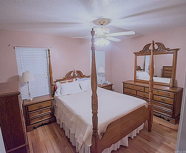 259 Pine Crst, Mountain View, AR 72560 - bedroom featuring light wood-type flooring, a textured ceiling, and a ceiling fan