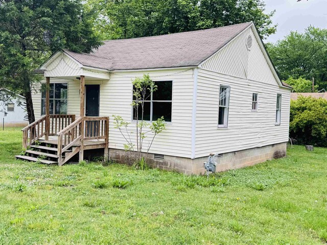 37 Maple St, Melbourne, AR 72556 - view of front of house featuring a front yard, roof with shingles, and crawl space