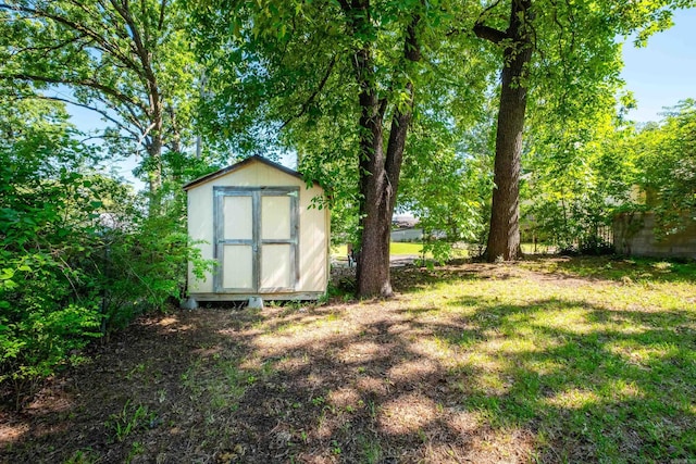 1224 S Fillmore St, Little Rock, AR 72204 - view of grassy yard featuring a storage shed and an outdoor structure