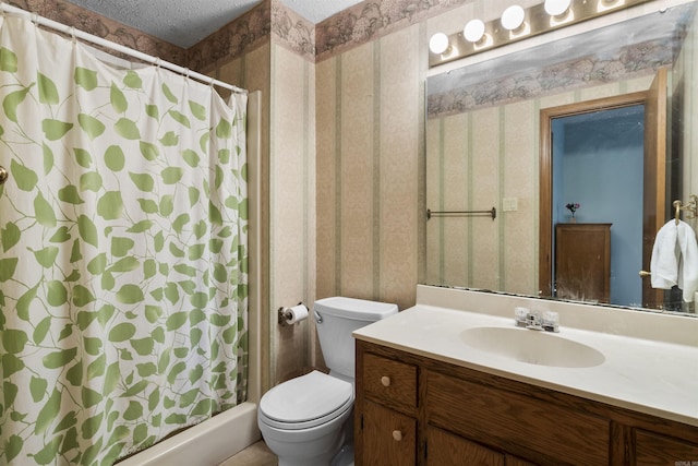 full bath with wallpapered walls, toilet, a shower with shower curtain, vanity, and a textured ceiling