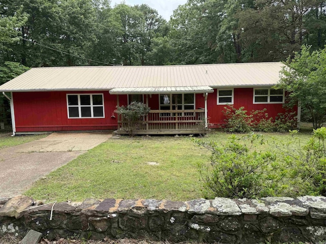 122 Meadow Cliff Cir, Fairfield Bay, AR 72088 - ranch-style house with a porch, a front yard, and metal roof