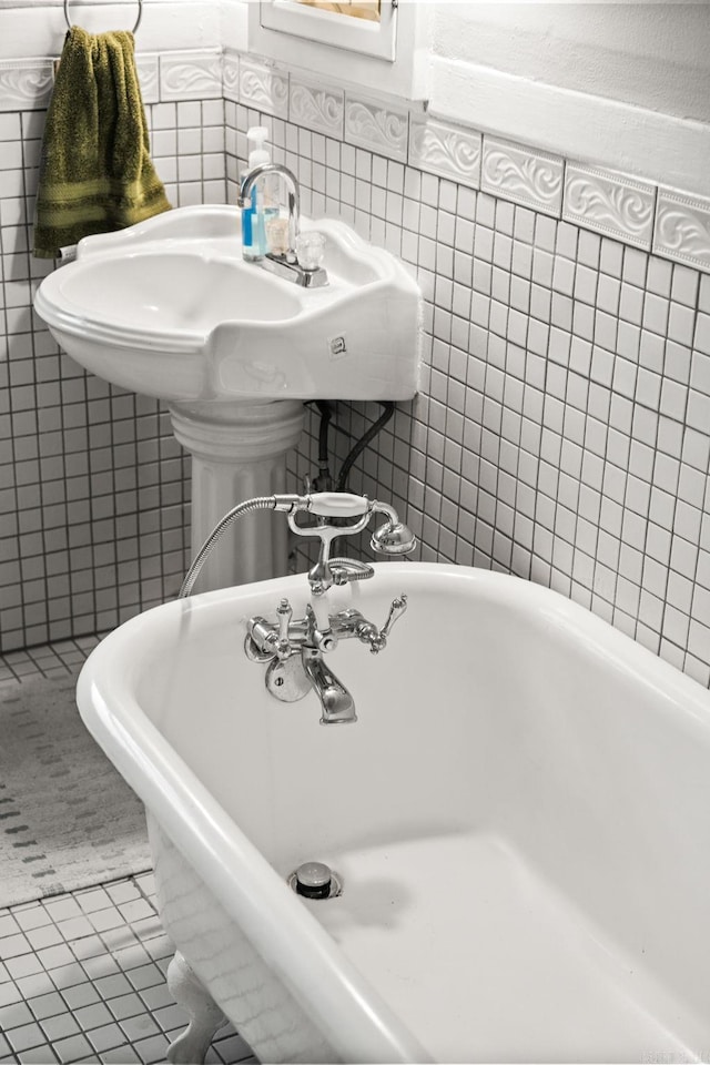 1905 S Battery St, Little Rock, AR 72202 - full bath with a freestanding bath