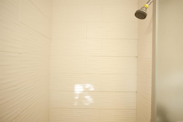 6914 Juniper Rd, Little Rock, AR 72209 - bathroom view of tiled shower
