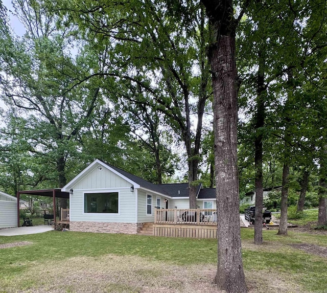 69 Whippoorwill Rdg, Perryville, AR 72126 - view of front of home featuring a front lawn, a deck, and board and batten siding