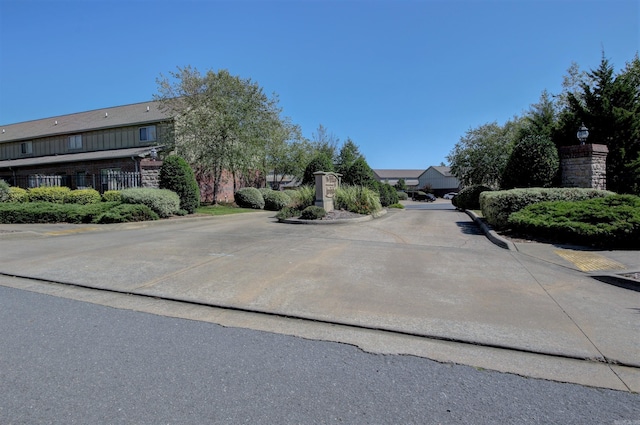 106 Venezia Ln, Maumelle, AR 72113 - view of concrete road with street lighting