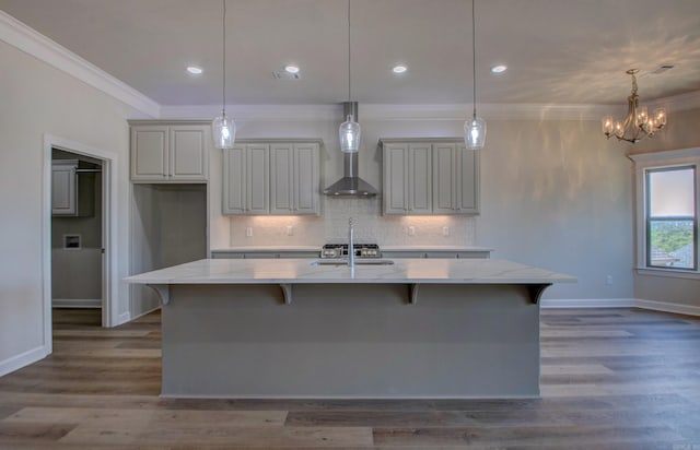 121 Majestic Cir, Maumelle, AR 72113 - kitchen with wall chimney range hood, crown molding, a sink, a breakfast bar, and tasteful backsplash
