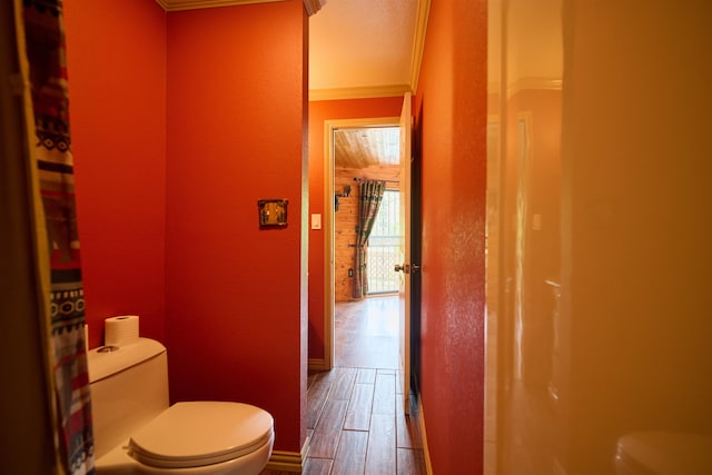 1 Kiwanie Crk, Cherokee Village, AR 72542 - bathroom featuring toilet, ornamental molding, and wood finished floors
