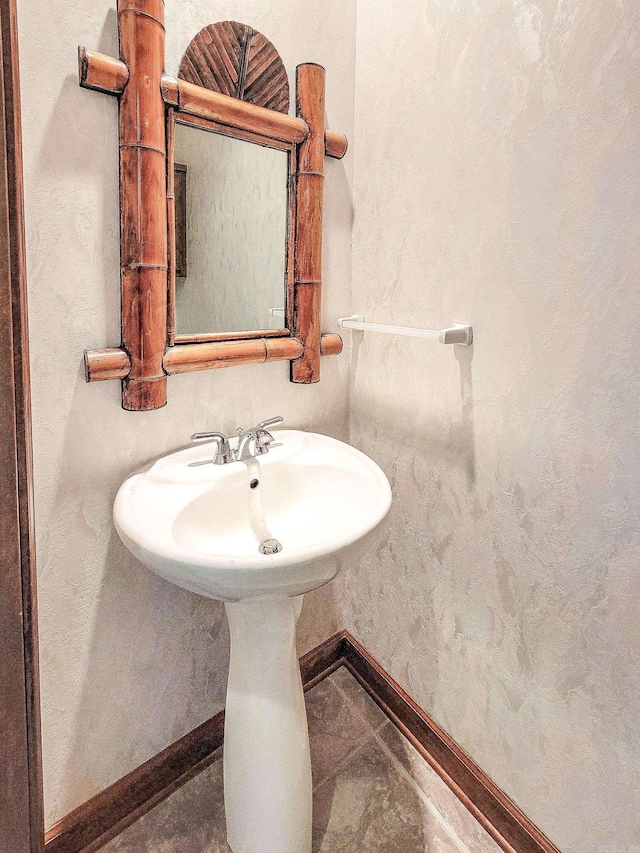 16 Zutano Ln, Hot Springs Village, AR 71909 - bathroom with baseboards