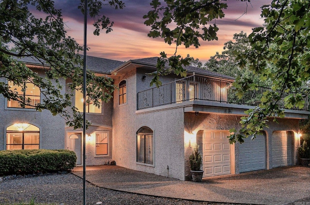 16 Zutano Ln, Hot Springs Village, AR 71909 - view of front of home featuring a balcony, stucco siding, and driveway
