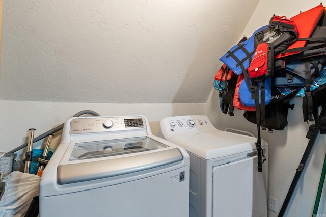 10601 Lakeside Dr, Rogers, AR 72756 - clothes washing area featuring washing machine and clothes dryer and a textured ceiling