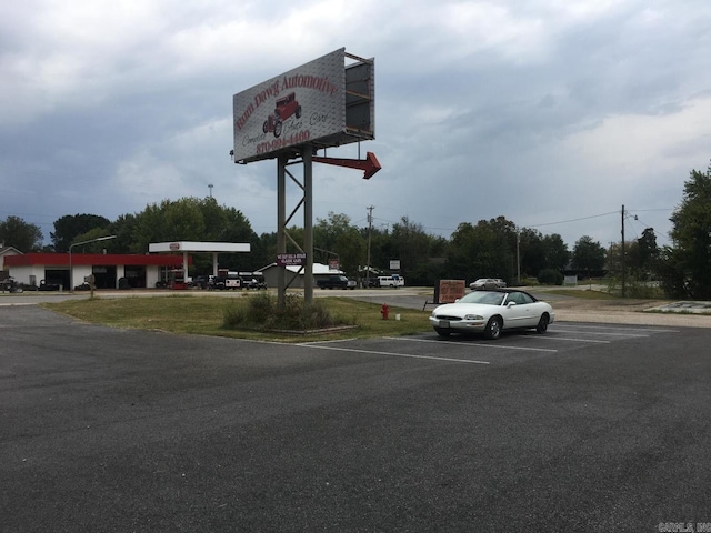 699 Ash Flat Dr, Ash Flat, AR 72513 - exterior view of a parking lot