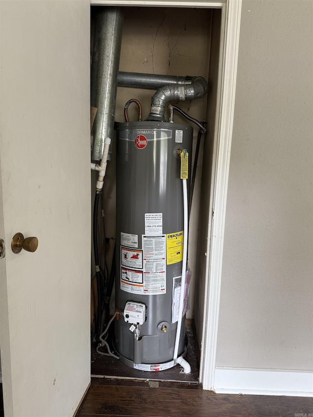 802 Desoto Pl, Benton, AR 72015 - utility room featuring gas water heater