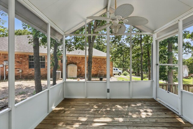 19 Golden Oaks Cv, Maumelle, AR 72113 - unfurnished sunroom with a ceiling fan and vaulted ceiling