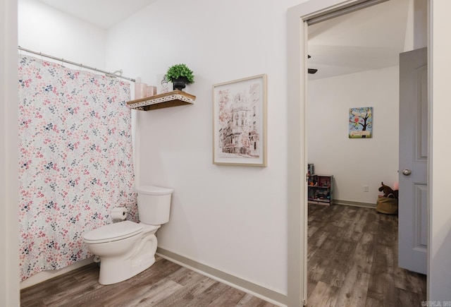 92 Hudson Dr, Sheridan, AR 72150 - bathroom featuring wood finished floors, toilet, a shower with curtain, and baseboards