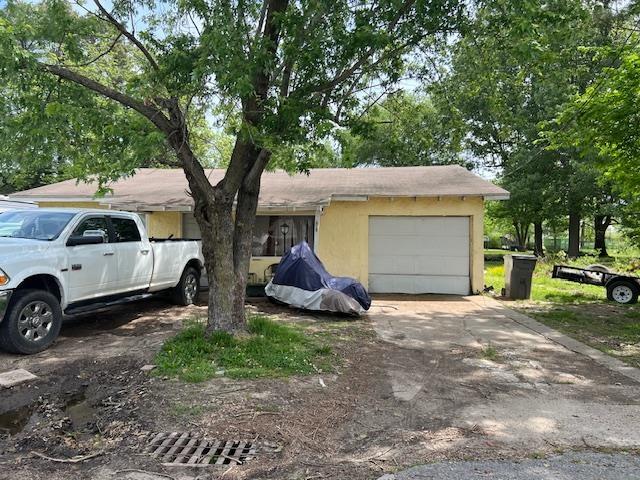 view of front facade with driveway and an attached garage