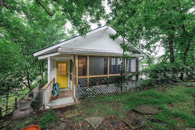 321 Hazel St, Hot Springs, AR 71901 - view of front facade with a sunroom