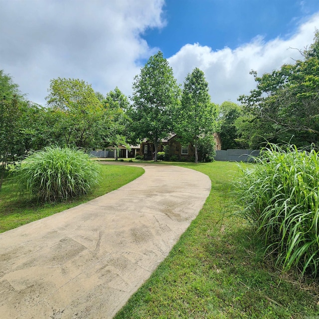 1000 Gum Springs Rd, Searcy, AR 72143 - view of property's community with a lawn and curved driveway