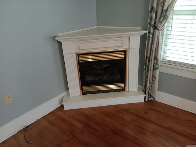 1000 Gum Springs Rd, Searcy, AR 72143 - detailed view of a glass covered fireplace and wood finished floors