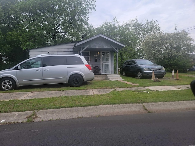801 E 16th St, North Little Rock, AR 72114 - view of front facade featuring a front lawn