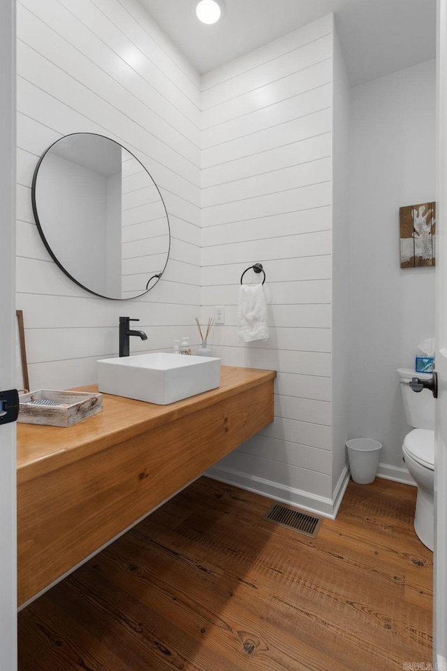 9 Lakeview Ter, Mount Ida, AR 71957 - bathroom featuring hardwood / wood-style floors, toilet, and vanity