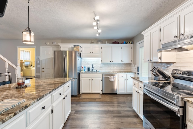 40 High Timber Dr, Maumelle, AR 72113 - kitchen with stainless steel appliances, under cabinet range hood, a textured ceiling, white cabinetry, and light stone counters