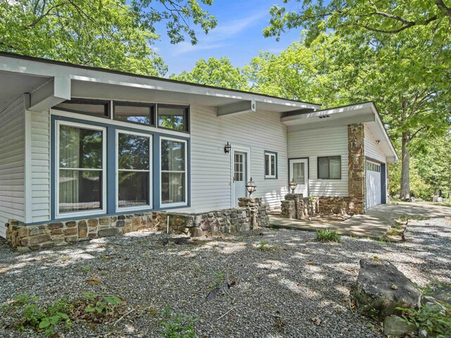 6 Sierra Ln, Hot Springs Village, AR 71909 - rear view of property with an attached garage