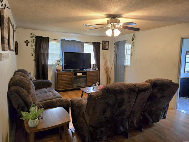 1020 Pioneer Rd, Searcy, AR 72143 - living area with light wood-type flooring, a textured ceiling, and ceiling fan